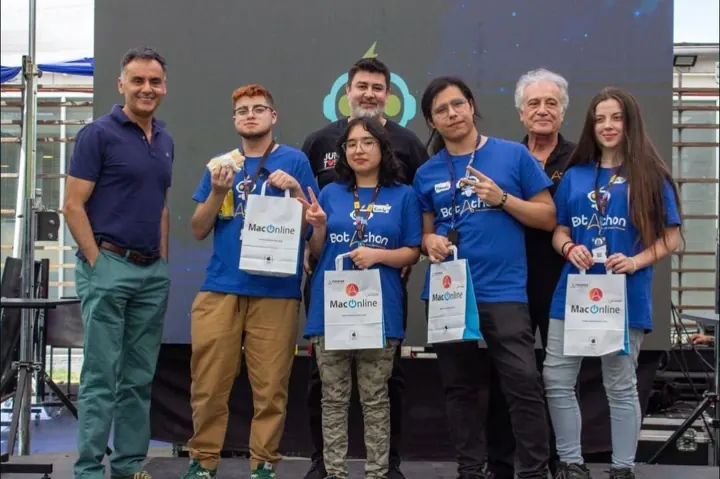 Equipo del Botathon en el escenario con los premios