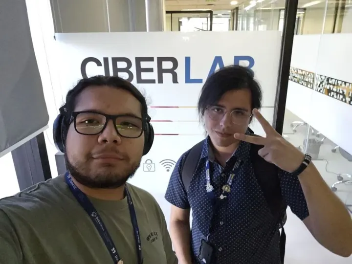 Frente al letrero del Ciberlab del Centro de Innovación UC